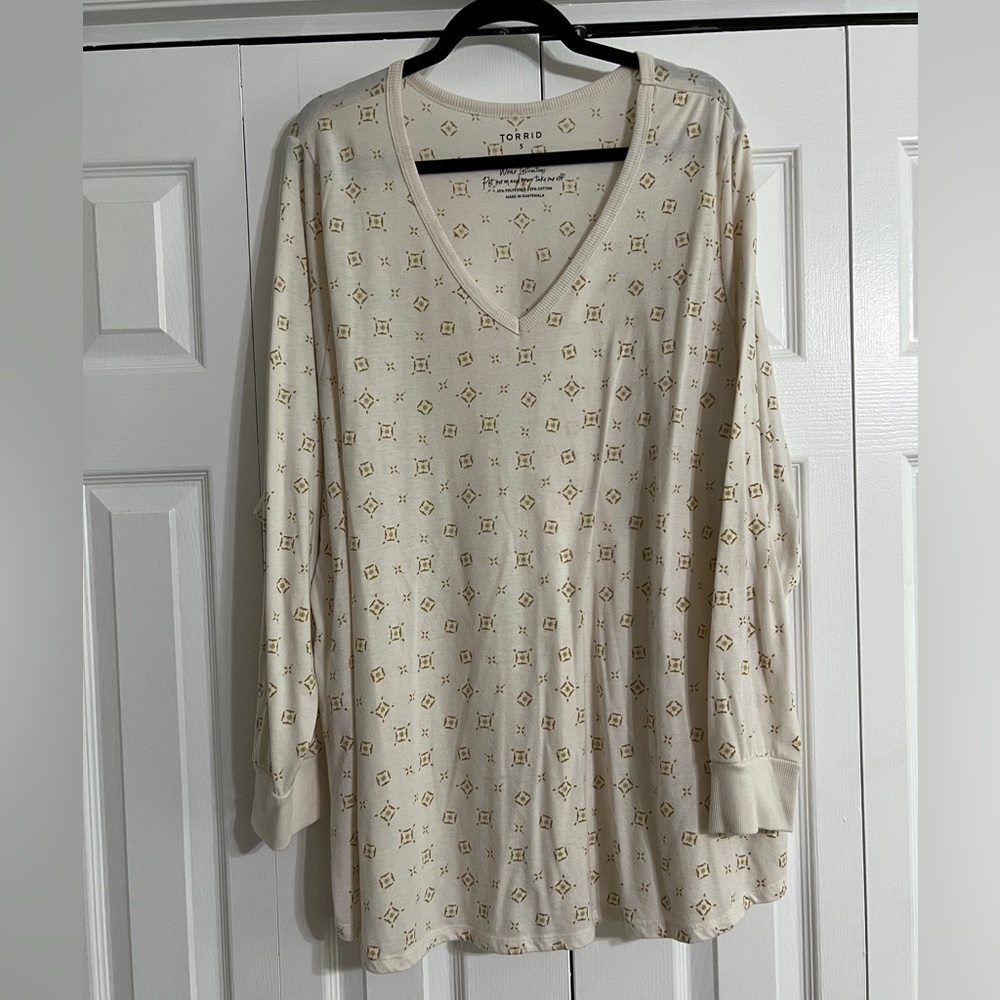 Torrid Cream and Gold Patterned Long Sleeve Top